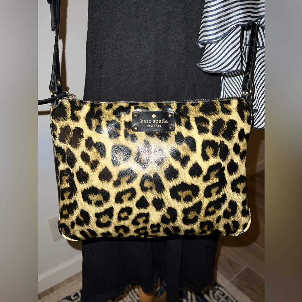 Kate Spade β οΈ New York Patent Leather Leopard Print Crossbody Bag πππ€π€π©Άπ€β¨ - Picture 2 of 9